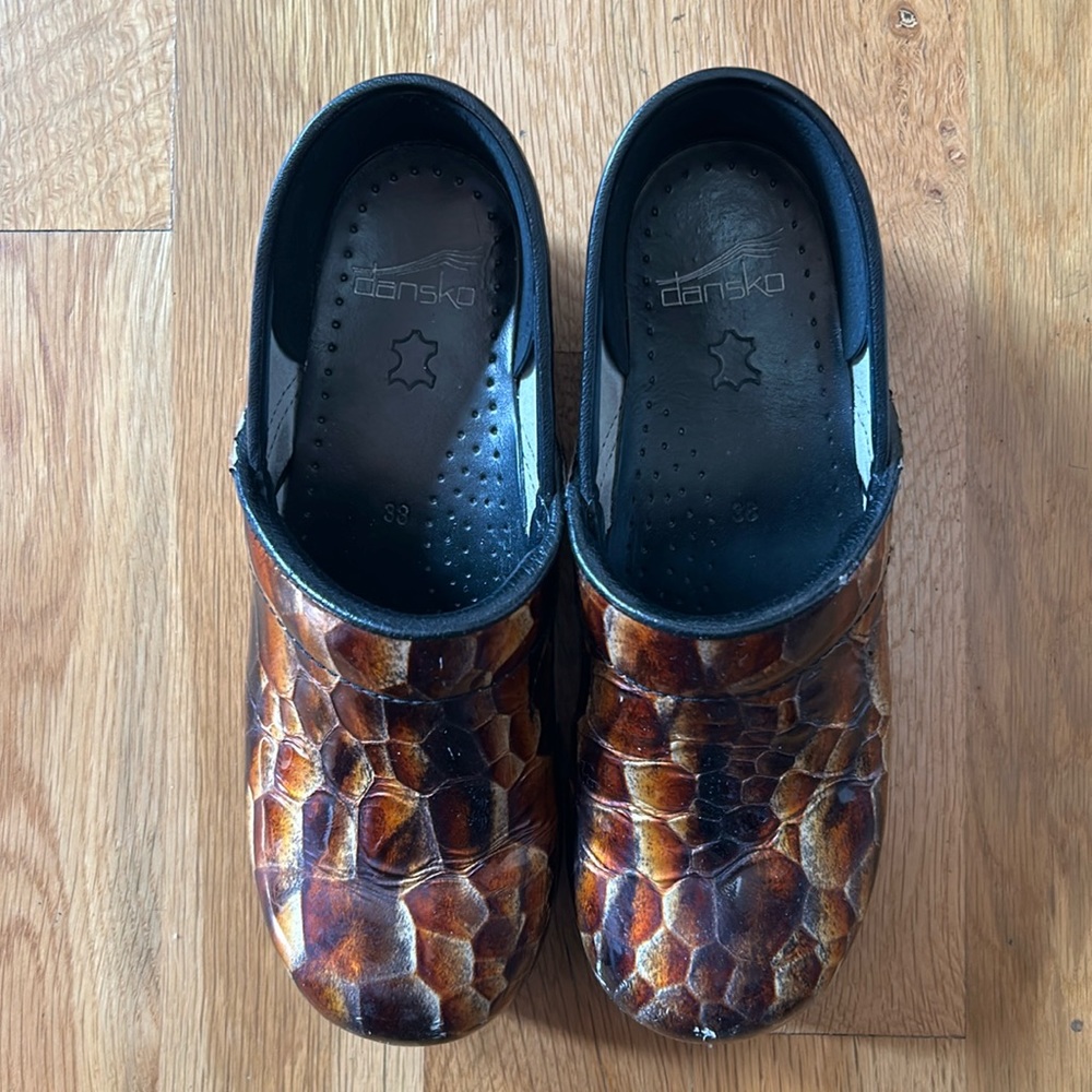 Tiger eye Dansko clogs in brown and gold. Size 38